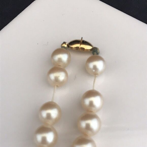 Vintage Monet Necklace Simulated Pearl Gold Tone Classic Chic 6I - Picture 4 of 5